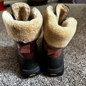Ugg Butte kids size 6